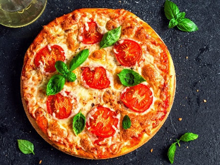 Оригинална рецепта за класическа пица маргарита с хрупкаво домашно тесто с прясно мляко и мая и плънка с домати и моцарела - снимка на рецептата